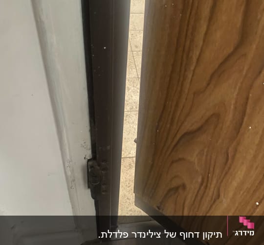 דלת פתוחה עם מנעול חשוף